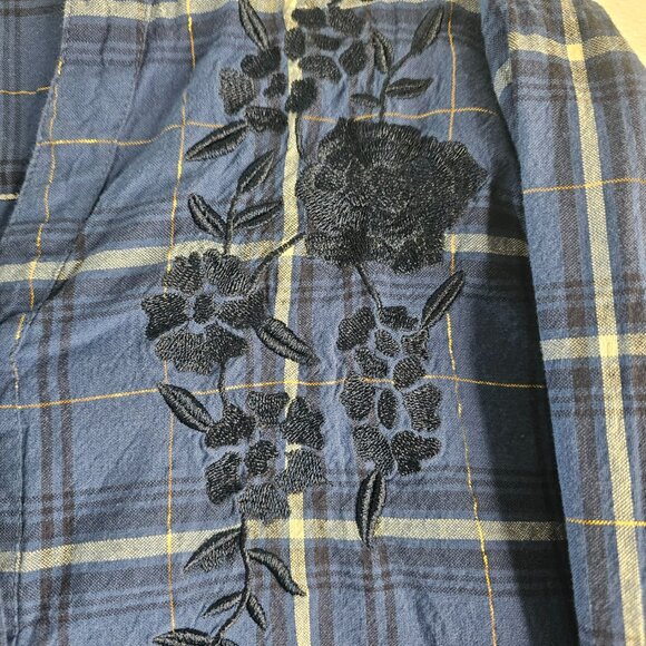 Collection ETC Woman Blue Plaid Shirt Size XL Floral Embroidered Button Up - Picture 9 of 10